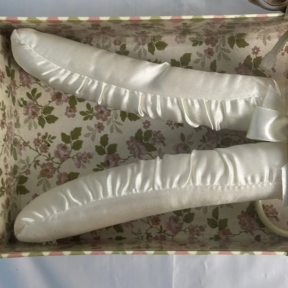Padded scented hangers set of two ivory color bows New in Box elegant fancy
